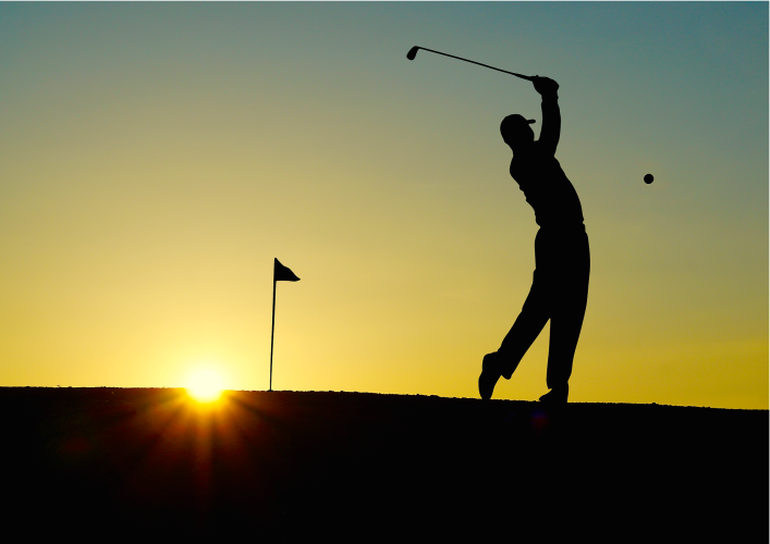 joueur de golf au coucher du soleil